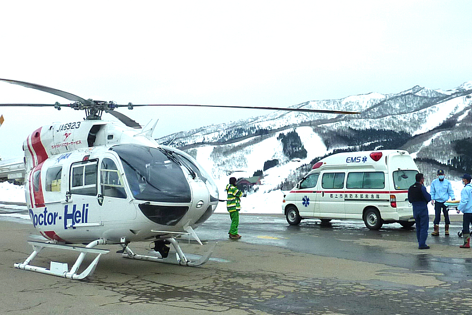 スキー場の駐車場に着陸、医師看護師は現場に走ります。