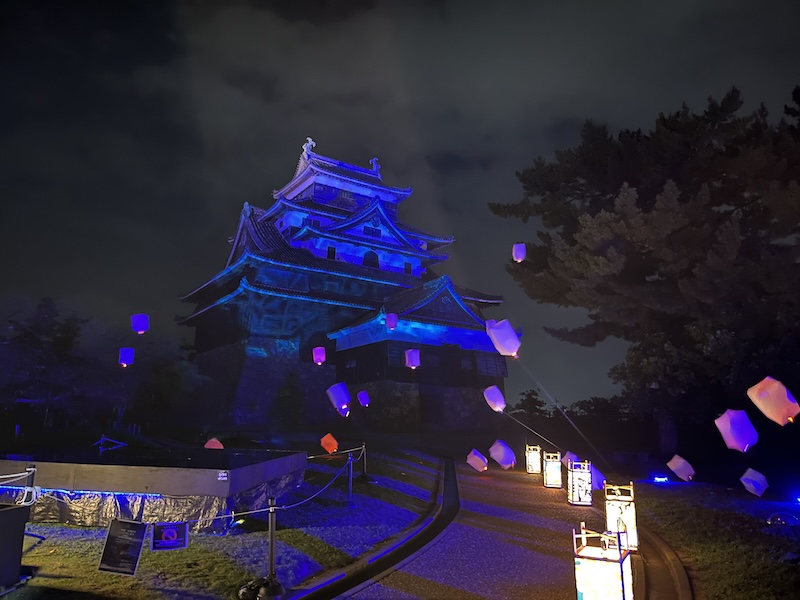 ライトアップされた夜の松江城