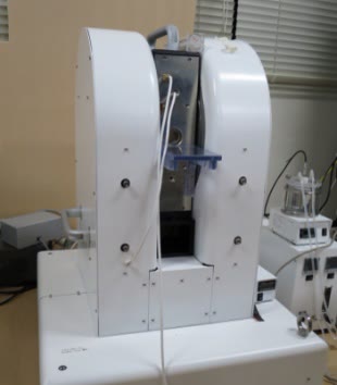in vivo DNP-MRI 装置。左がマウス用、右がラット〜ミニブタ用。