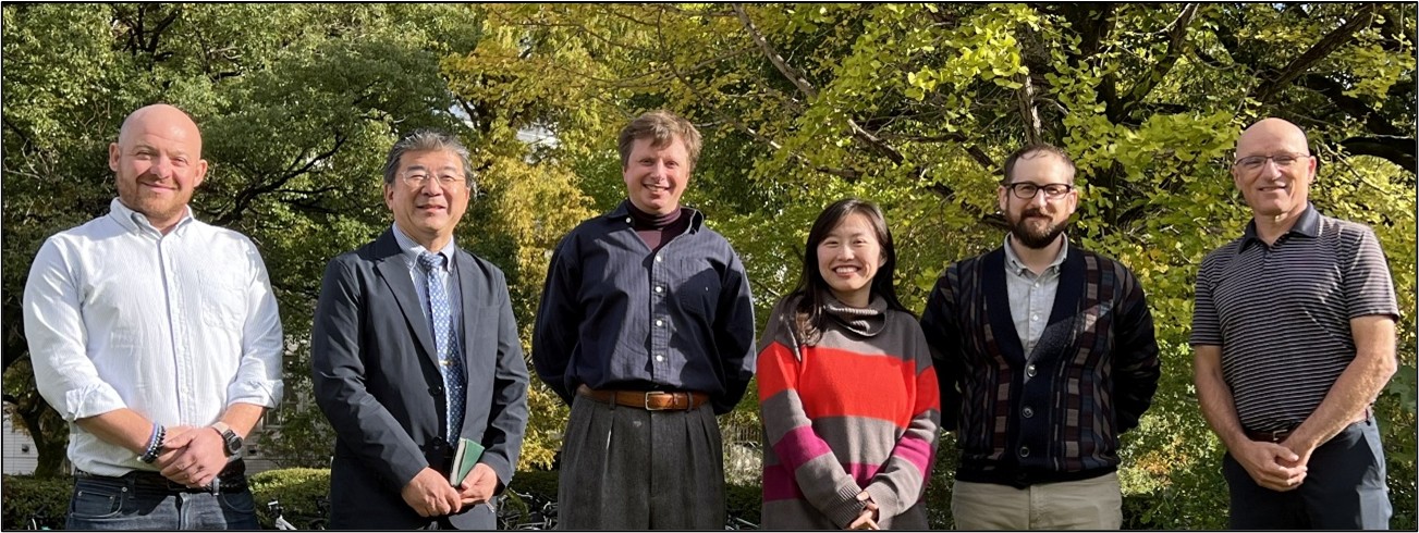 イングリッシュ・センター長・巽 徹 教授（左から2番目）と専任教員